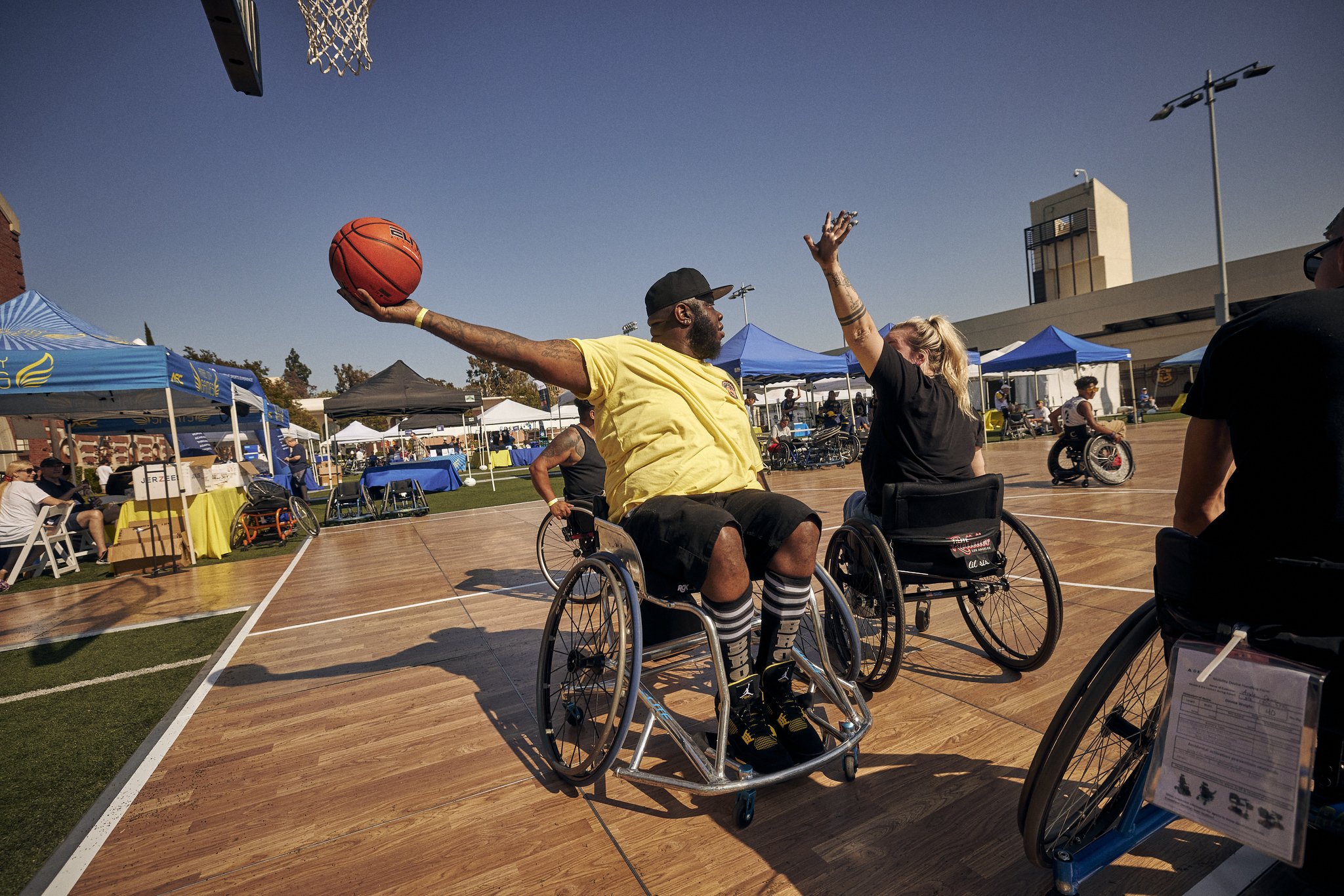 場邊觀眾互 場邊觀眾互